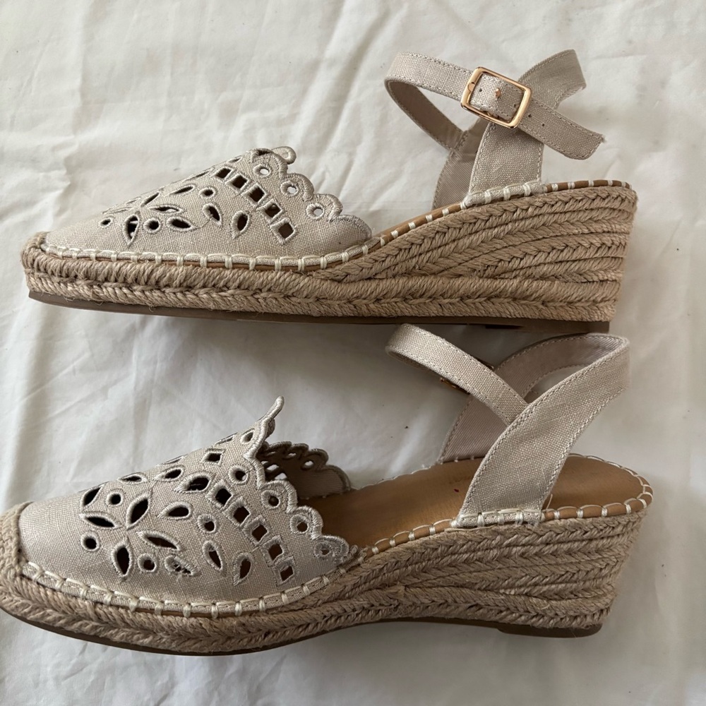 Tommy Bahama Espadrilles Wedge Daphne Sandal Flowers Cut Out Pattern Heel 2.5” - Picture 9 of 11